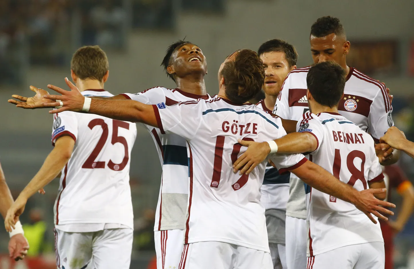 Müncheni Bayerni mängijad tähistamas AS Roma vastu löödud väravat.