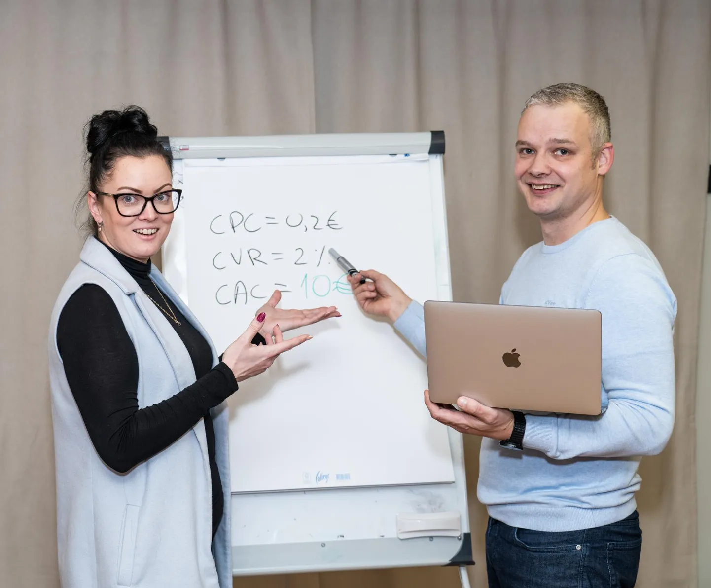 Pildil õpetab Rode Luhaäär start-up'ide müügitunneli olulisust. Seekord vahetati teadmisi Viljandi vallas Oiu sadamas. Fotol on veel Oiu sadama juht Sarah-Triin Nõmmistu.