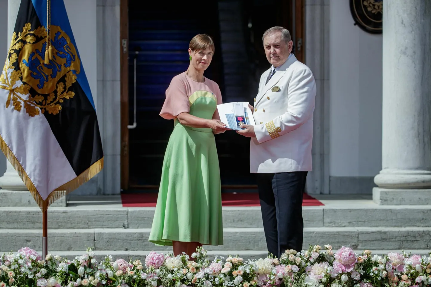 2021. aastal sai kirjanik, kapten ja merekultuuri edendaja Lembit Uustulnd president Kersti Kaljulaidilt Valgetähe V klassi teenetemärgi.