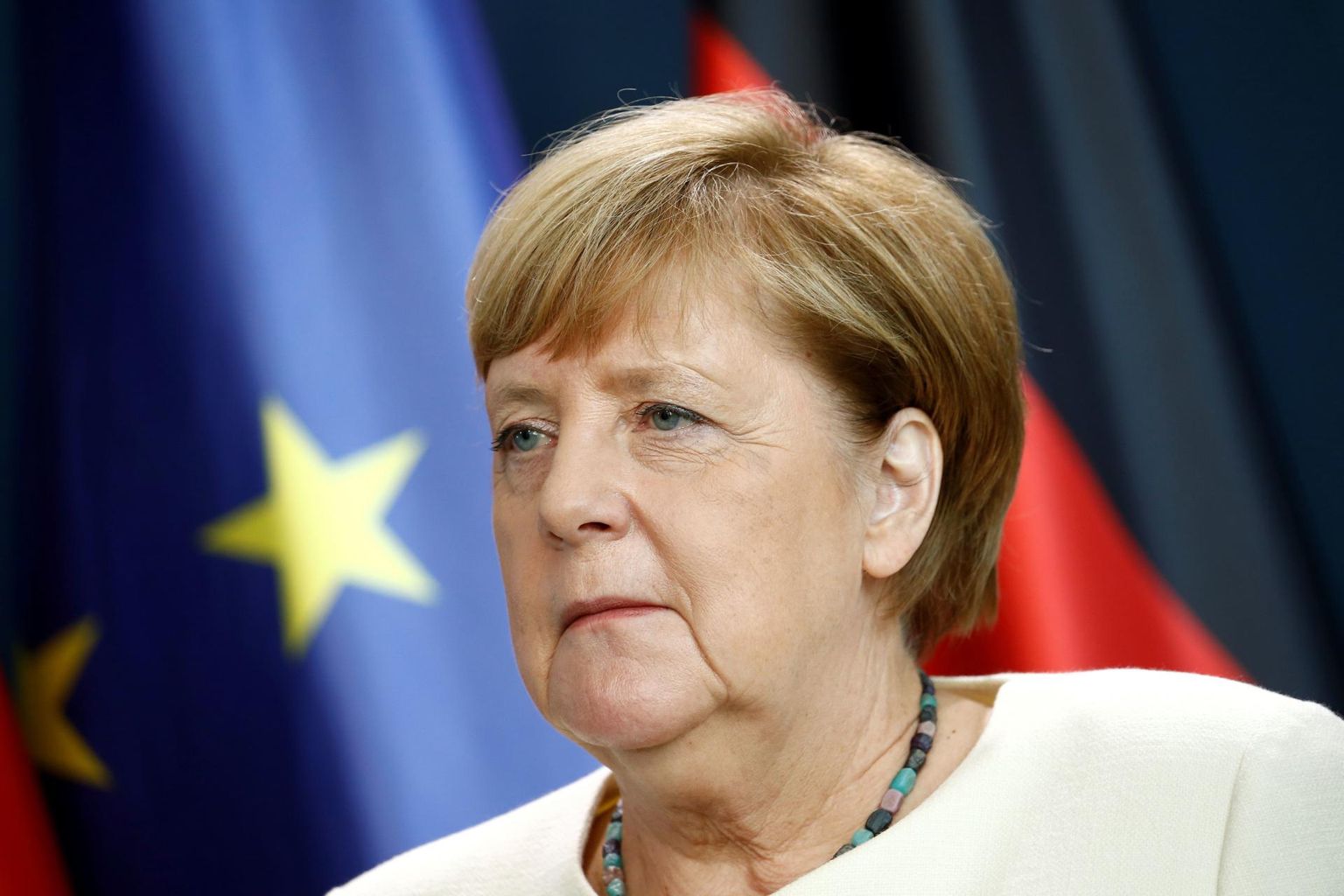 Saksamaa liidukantslerile Angela Merkelile omistati 16 aasta jooksul sellised uhked tiitlid nagu liberaalse lääne viimane kaitsja, Euroopa Liidu de facto liider, vaba maailma kantsler ja kriisilahendaja.