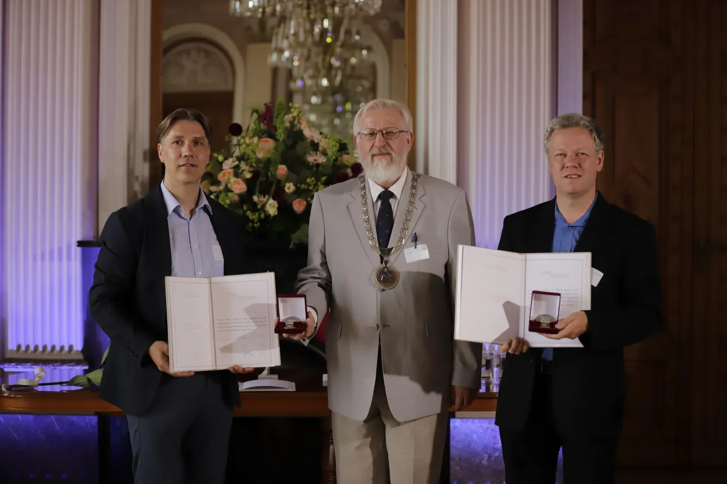 Eesti Teaduste Akadeemia president Tarmo Soomere (keskel) koos medalisaajate Tiit Tammaru (vasakul) ja Andris Ambainisega (paremal).