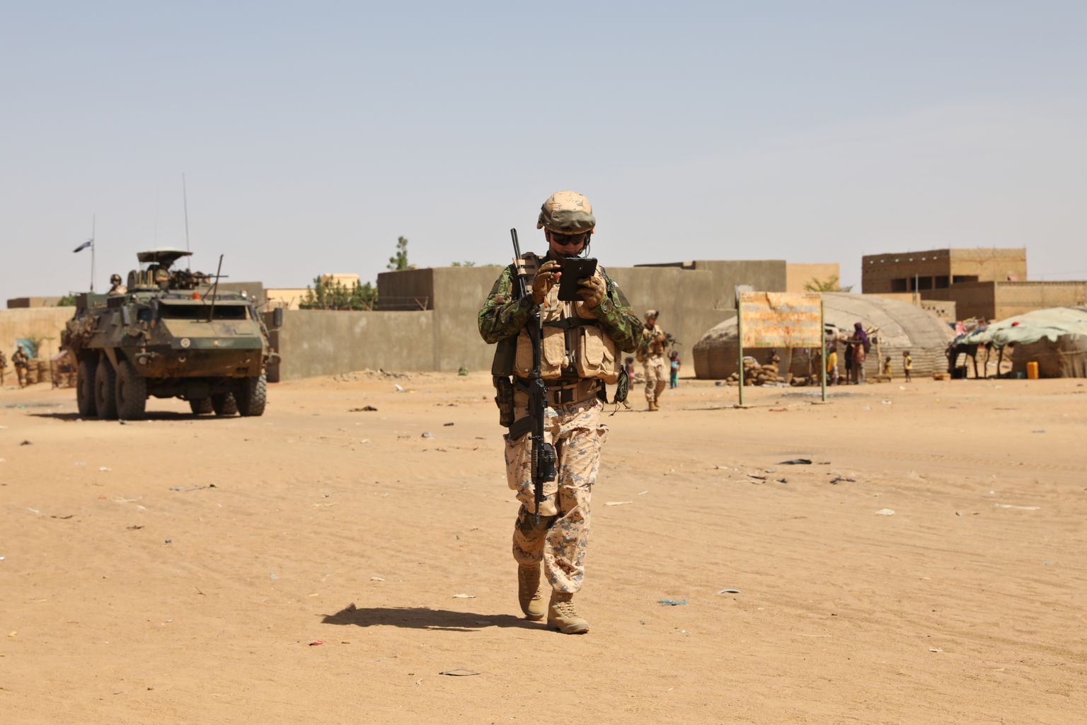 Военные пехотной роты Estpla-26 встретились на Мали с местными военными.