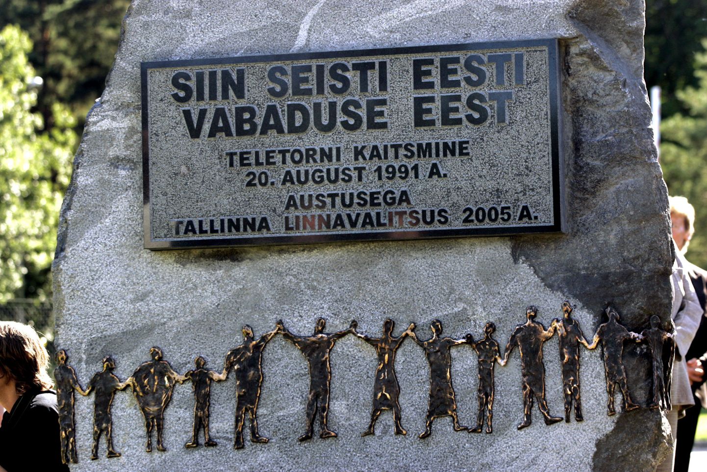 Eesti taasiseseisvuspäeva tähistamiseks avatud mälestuskivi Teletorni juures.