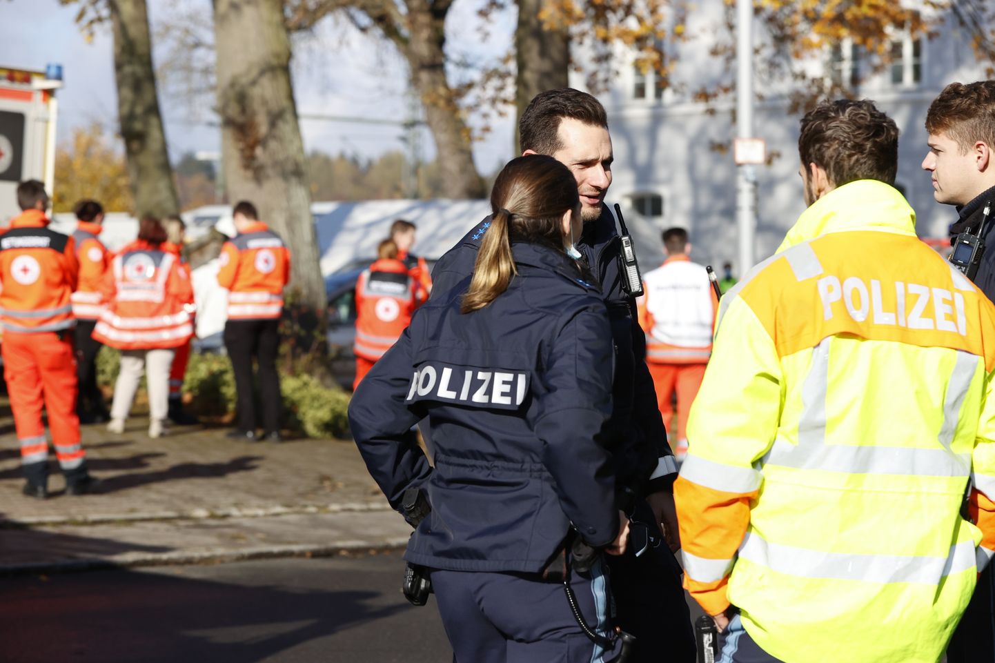 Laupäeval veidi pärast üheksat hommikul sai politsei telefonikõne mehe kohta, kes ründas noaga reisijaid kiirrongil 928, mis oli teel Regensburgist Nürnbergi.