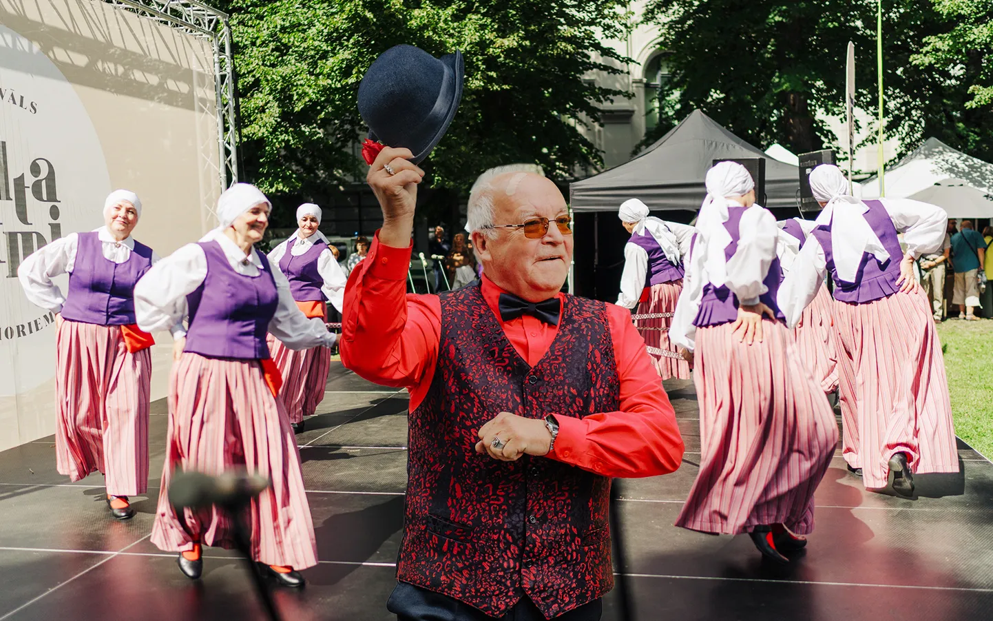 Vairāk nekā 4500 apmeklētāju pulcē senioru ballīte “Zelta ritmi”