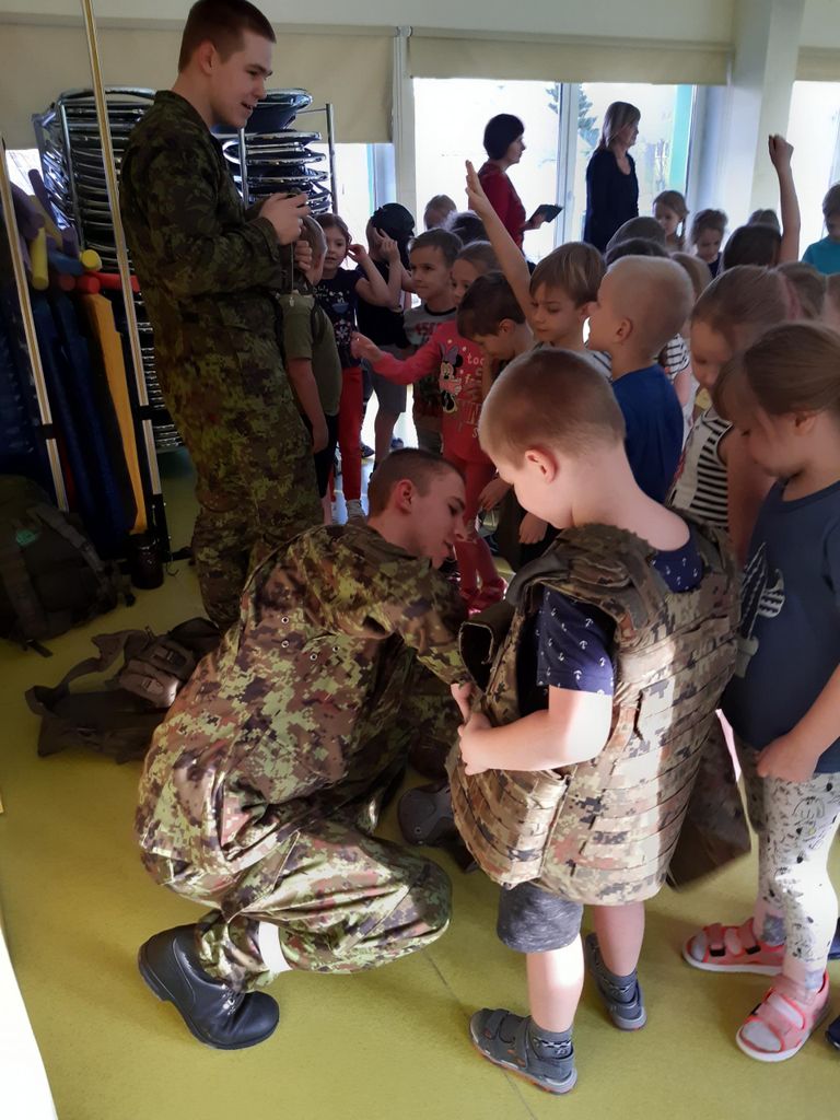 Tapa sõdurid käisid külas Rakvere Triinu lasteaia vanemate rühmade lastel.