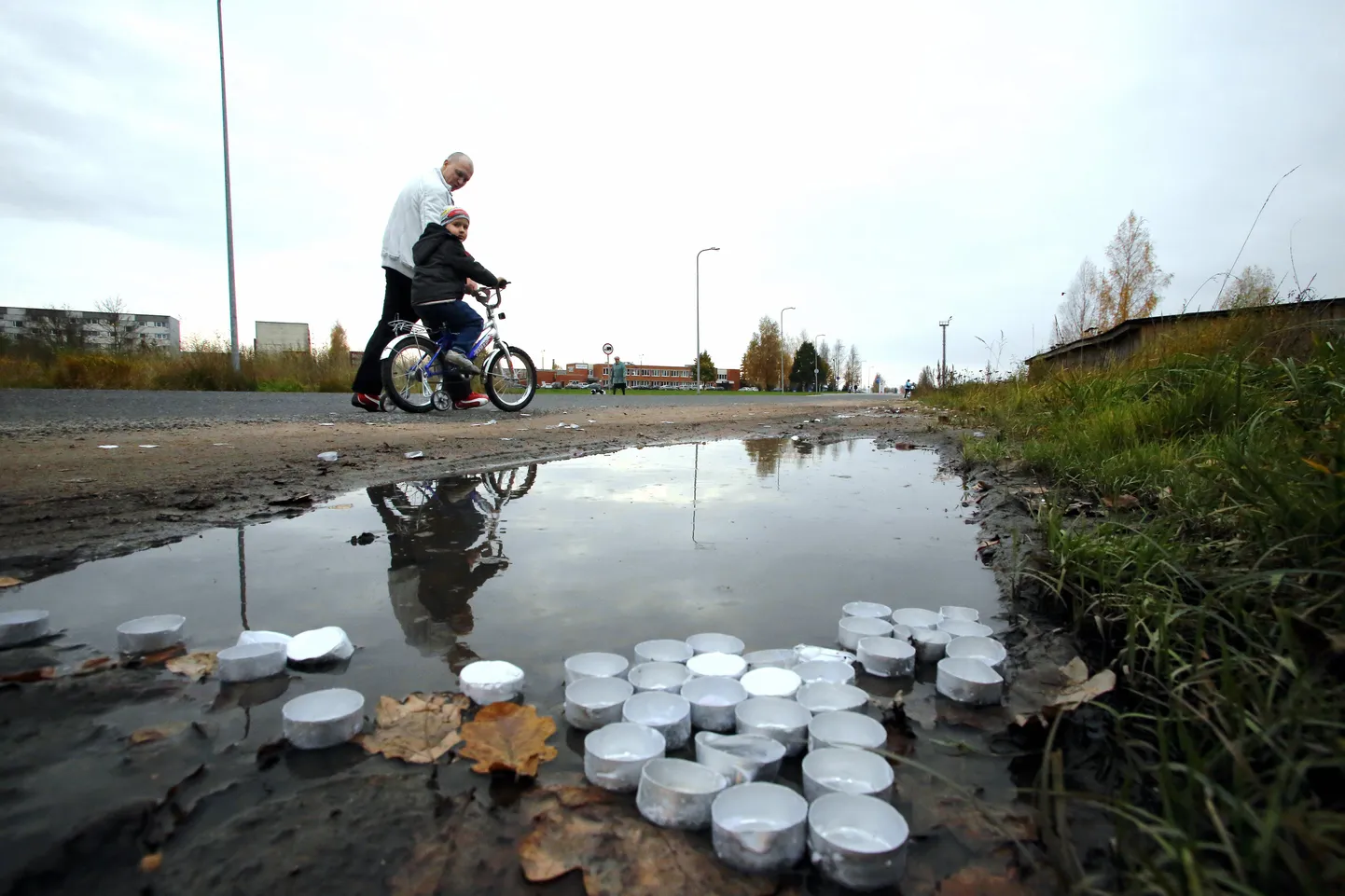 Tühjasid küünlatopse võib vedelda kõikjal. See foto on tehtud mullu Reinu teel.