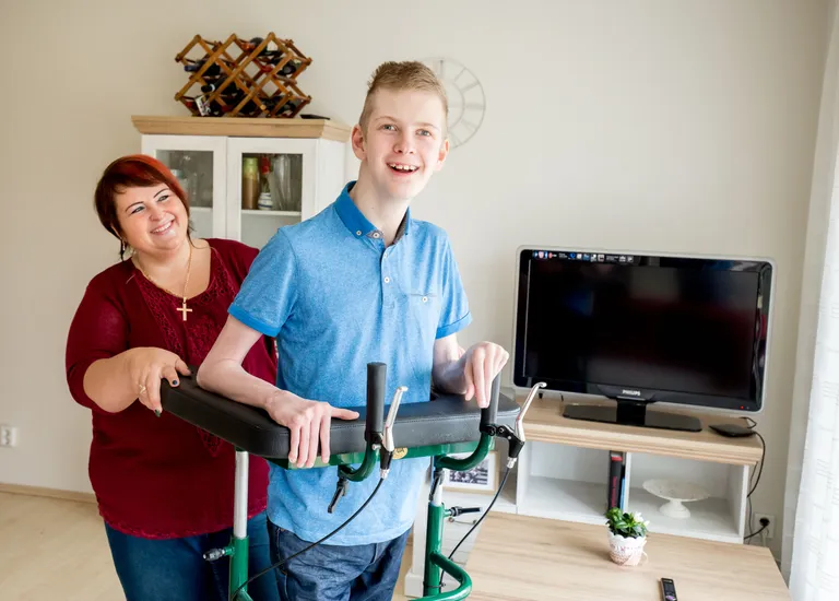 Mats koos tugiisiku Siiriga oma kodus Sindis