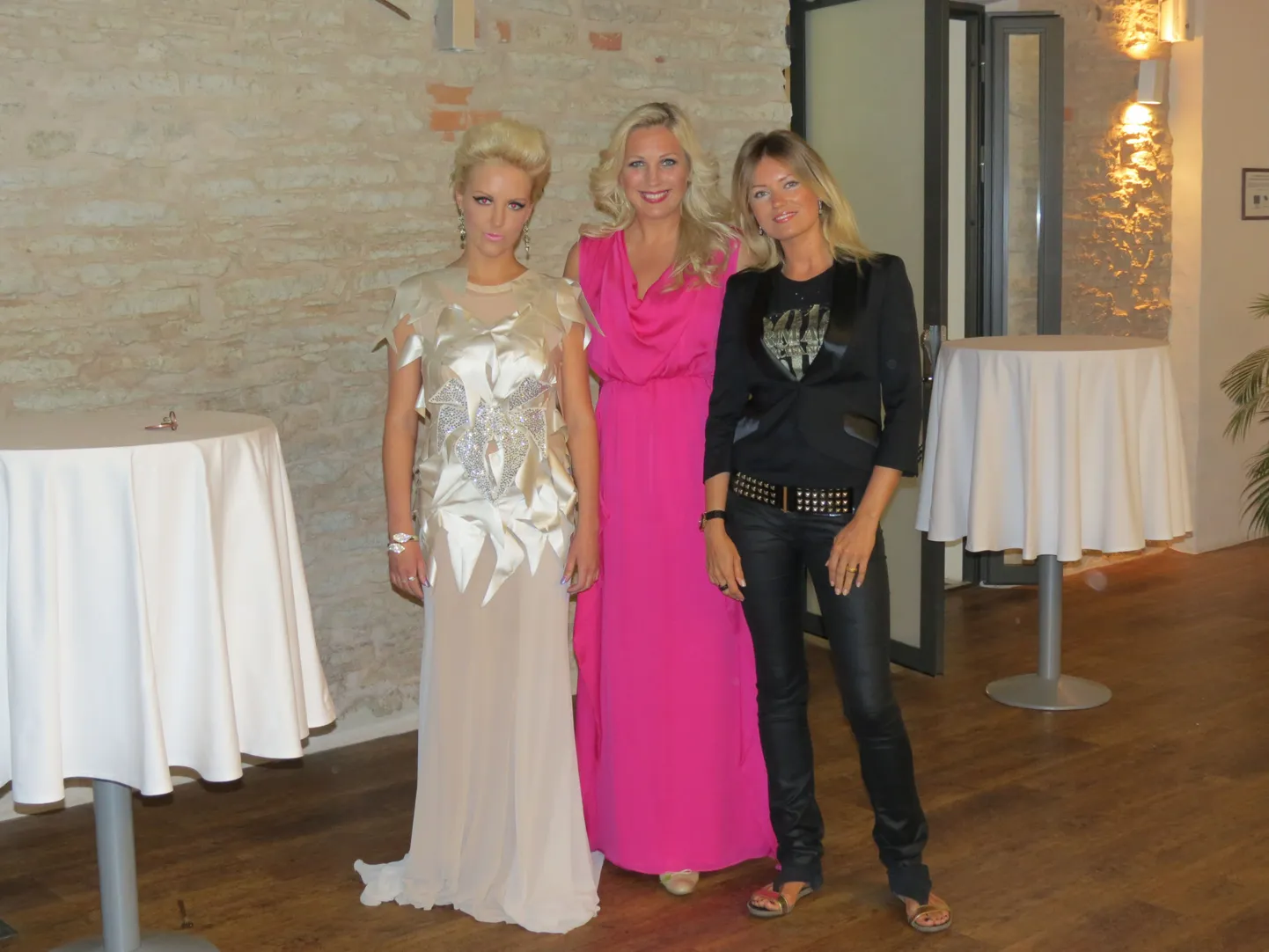 Jana Kask astus Vihula mõisas lavale koos Annely Peeboga. Nende kõrval Jana Kase värske manager, Katrin Siska