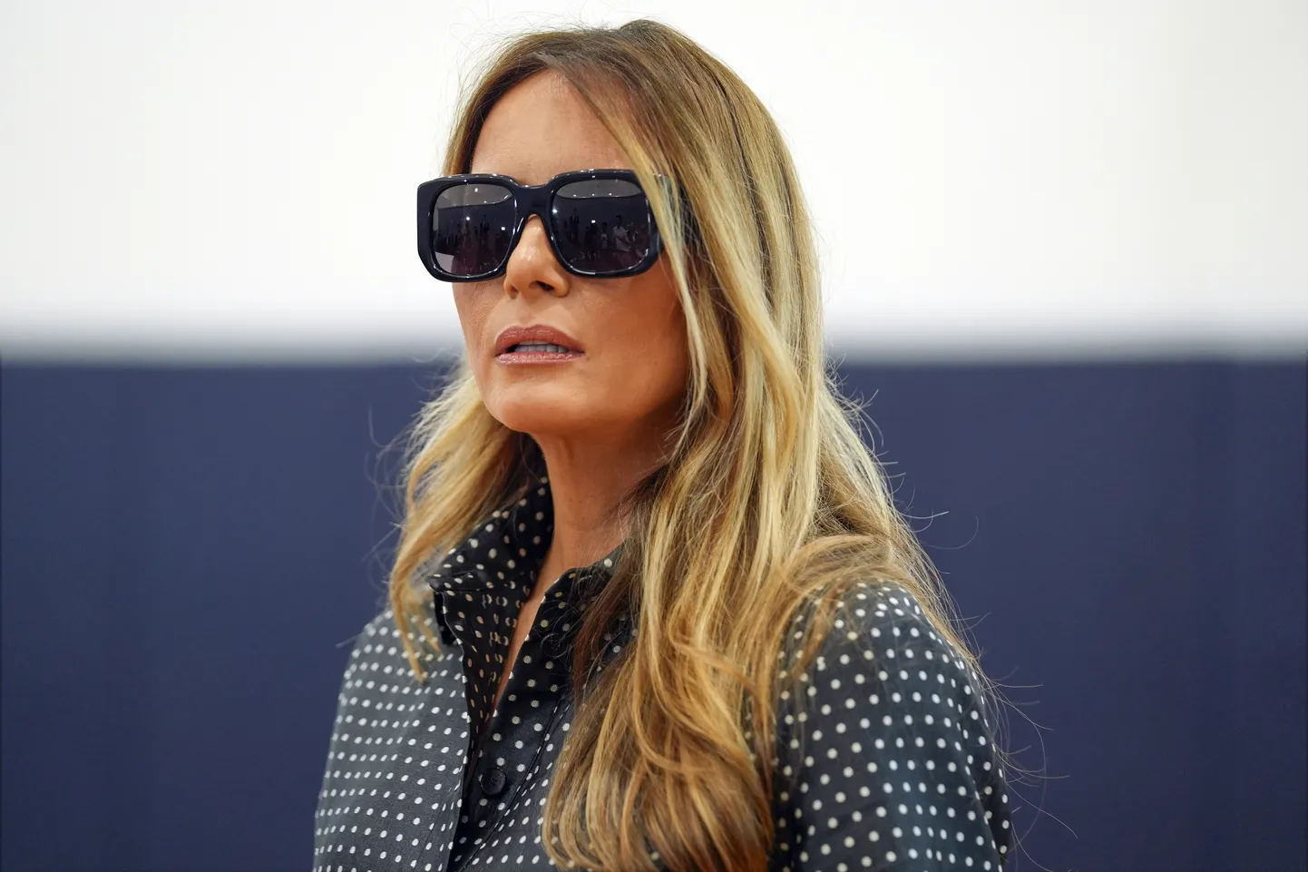 Melania Trump käis koos abikaasa Donald Trumpiga (ei ole pildil) 5. novembril 2024 hääletamas Floridas Palm Beachis. See, et endine esileedi kandis siseruumis suuri päikeseprille, tekitas spekulatsiooni, et sel päeval oli tema asemel teisik.