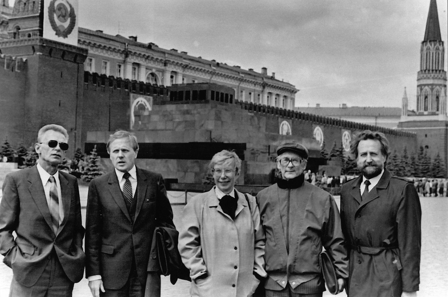 NSV Liidu Rahvasaadikute Kongressi saadikud Moskvas Punasel väljakul (vasakult): Tiit Käbin, Vello Pohla, Marju Lauristin, Viktor Palm ja Ülo Vooglaid.