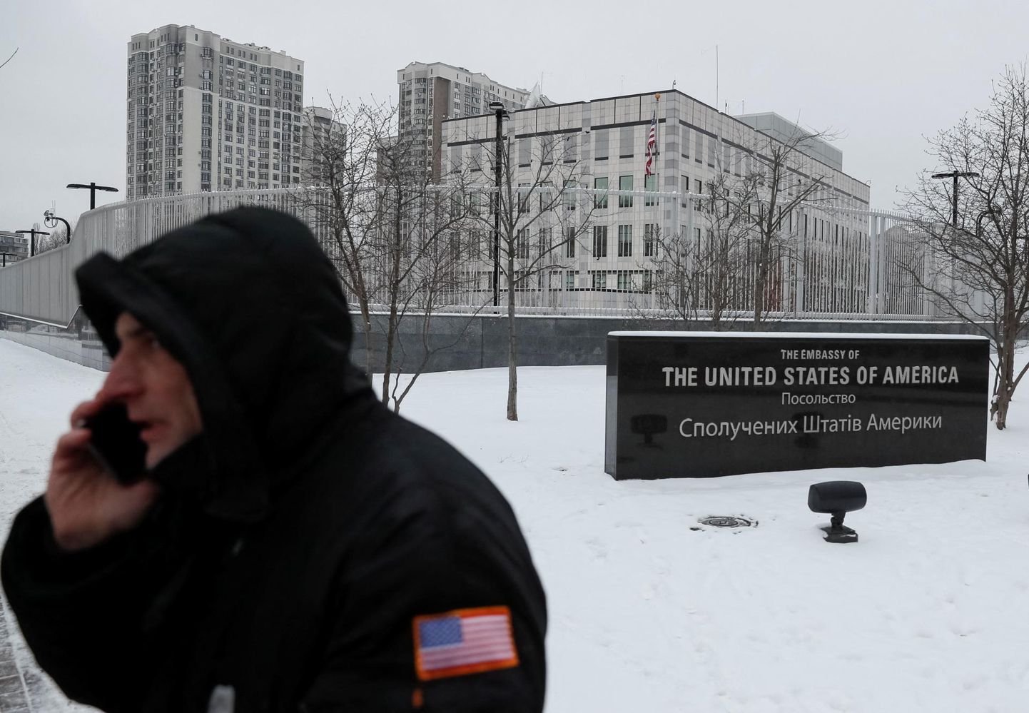Valvur Ameerika Ühendriikide Kiievi saatkonna ees. 