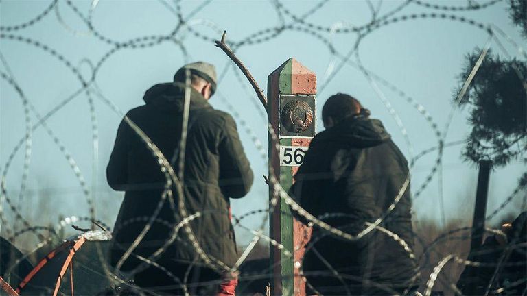 После массового наплыва мигрантов в 2021 году страны ЕС усилили патрулирование границ с Беларусью, но попытки мигрантов пробраться на Запад не прекращаются