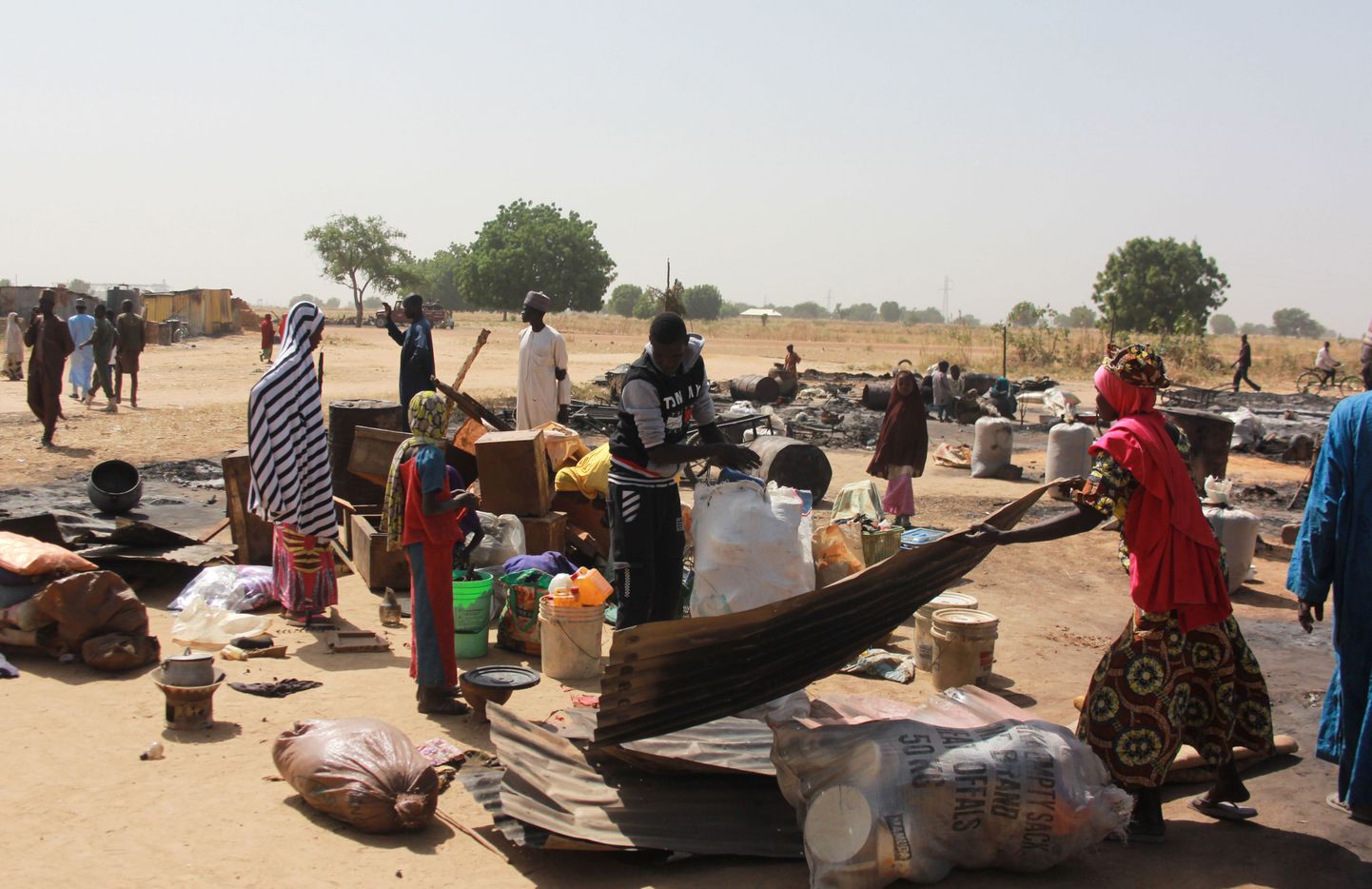 Islamistide äärmusrühmituse Boko Harami ohvrid otsivad maha põletatud majadest, midagi mis on alles jäänud. Pilt on illustratiivne.