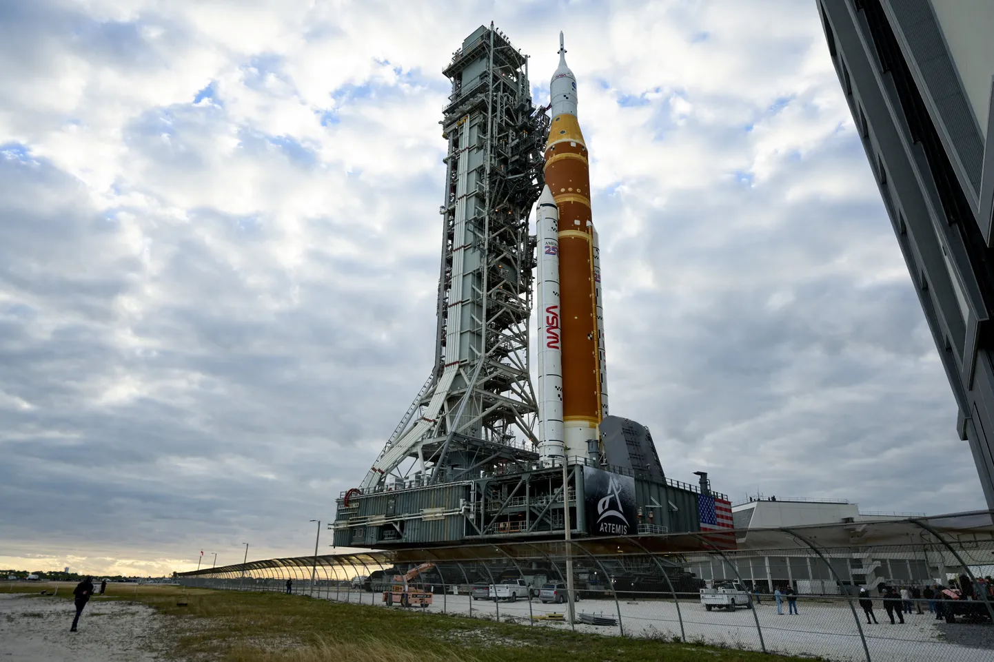 NASA jaunā Mēness raķete dodas uz starta platformu