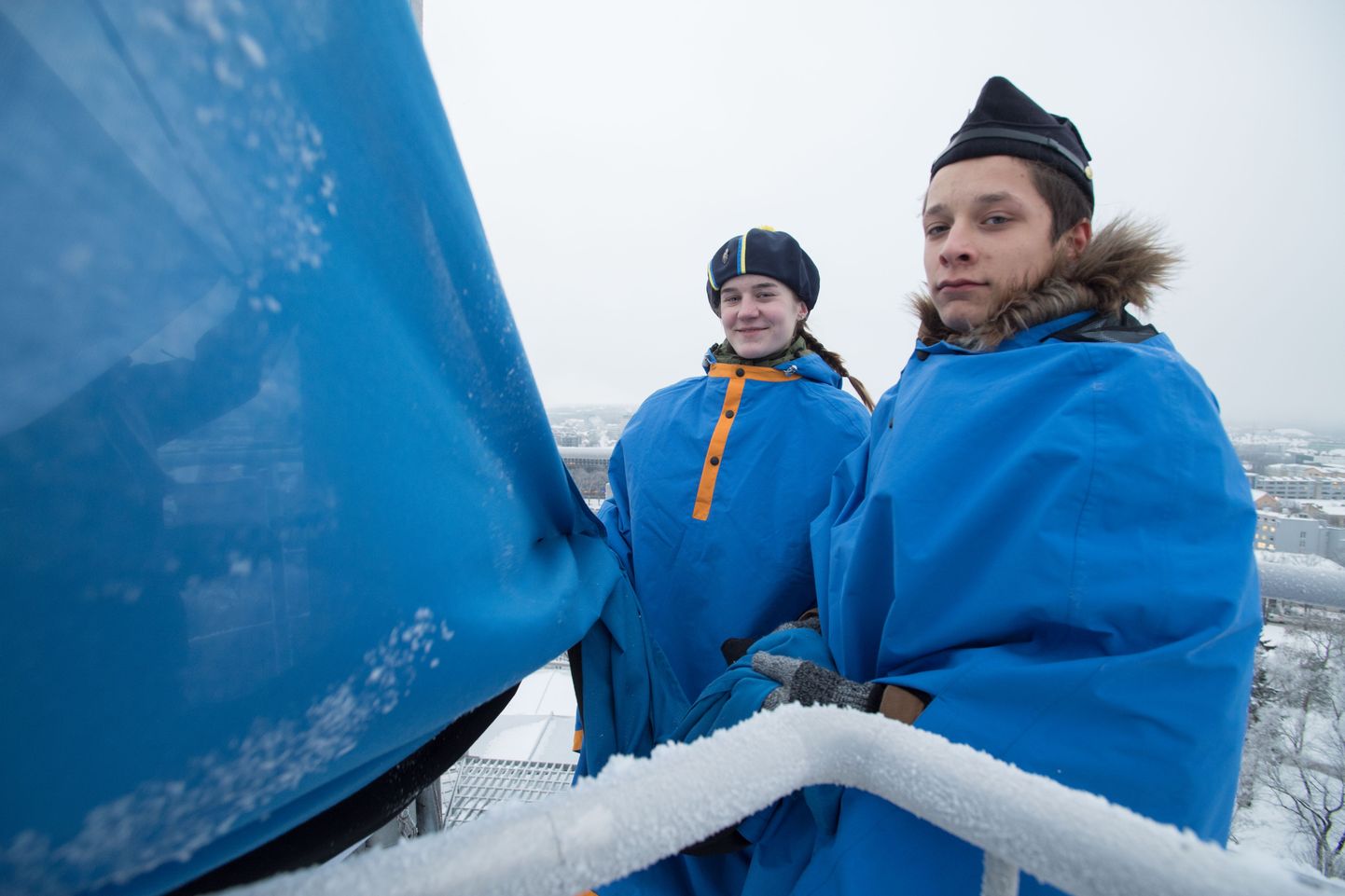 Karolina Pugal ja Oskar Lind heiskasid lipu Pika Hermanni tippu.