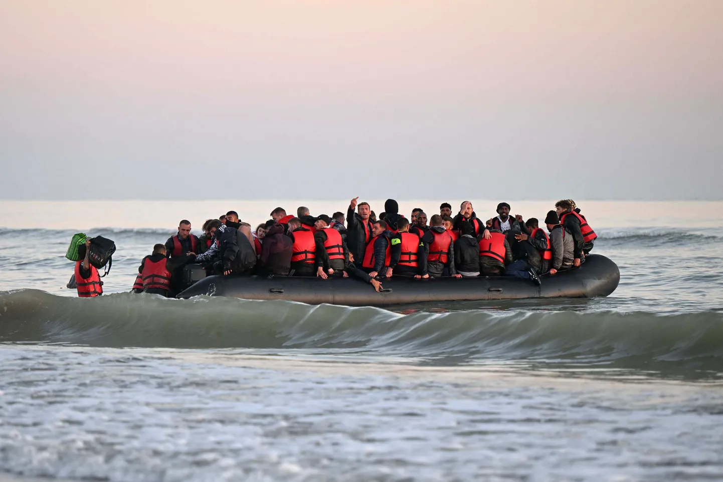 Migrandid kummipaadis.