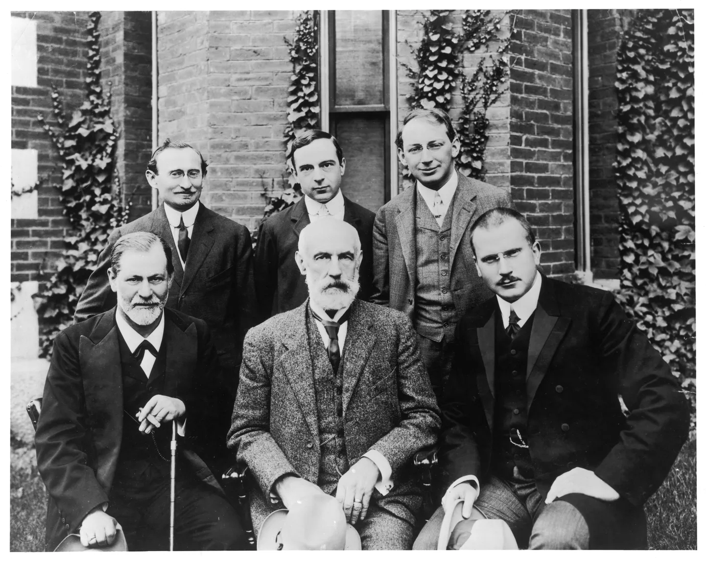 Fotol tagareas: A. A. Brill, E. Jones, S. Ferenczi. Ees: Freud, Stanley Hall, C. G. Jung.    September 1909.