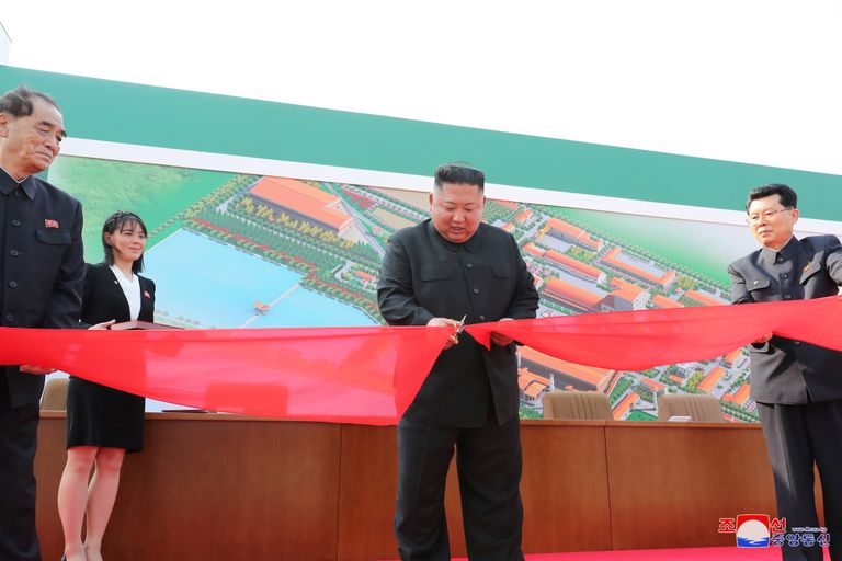 Põhja-Korea meedia avaldatud foto, millel on liidrit Kim Jong-uni näha Sunchoni uue väetisetehase avamisel punast linti läbi lõikamas. Temast vasakul seljataga on ta õde Kim Yo-jong.