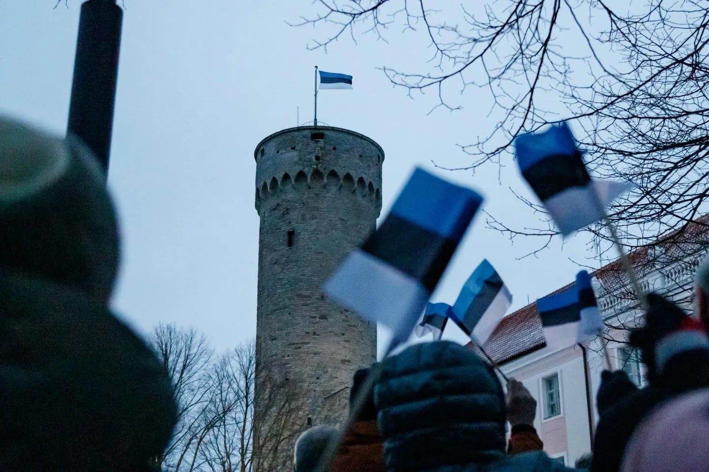 Riigilipp heisati Pika Hermanni torni päikesetõusul kell 7.32, paar tundi varem oli Venemaa alustanud täieulatuslikku rünnakut Ukraina vastu ja Eesti alustanud NATO artikli 4 alusel konsultatsioone liitlastega.