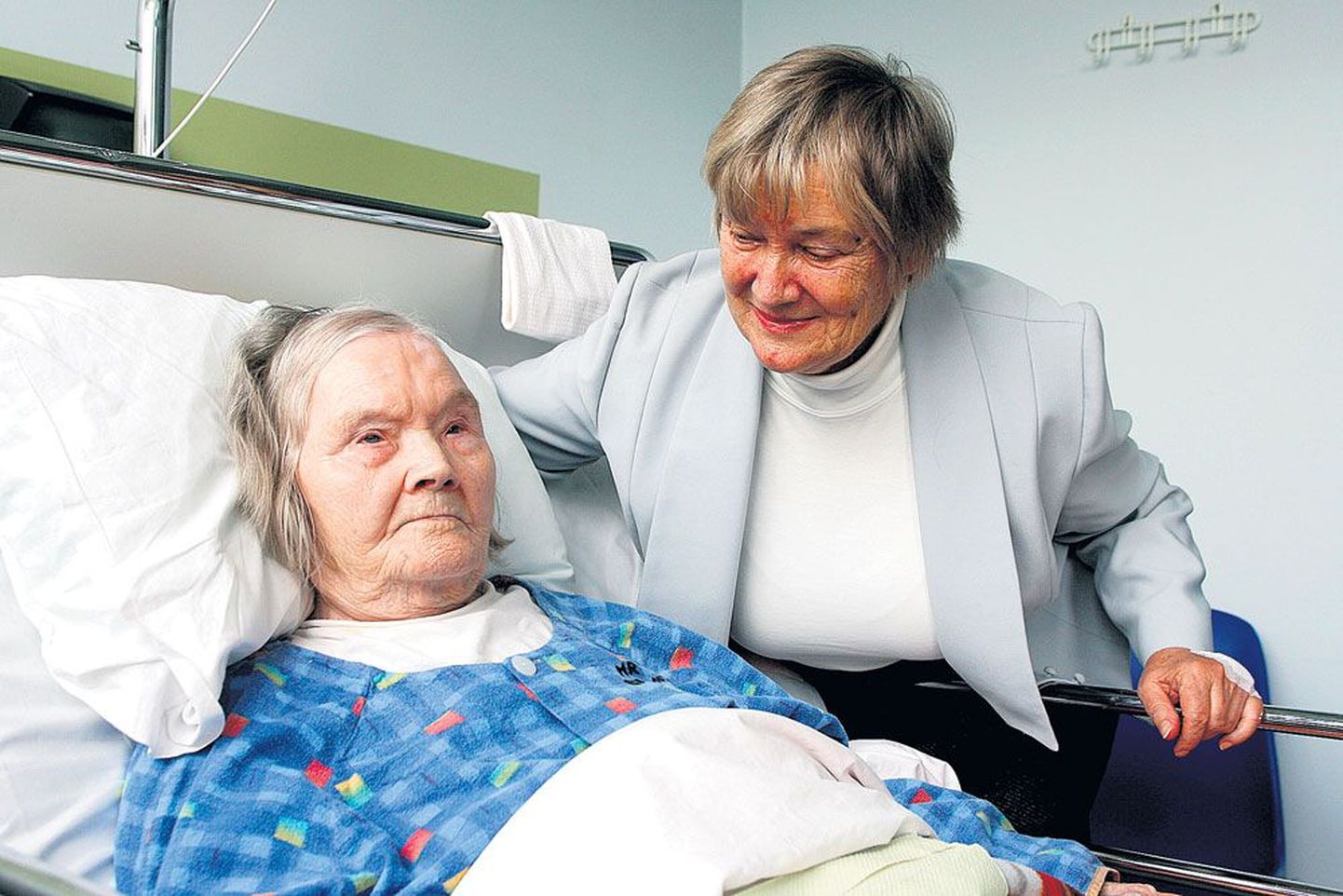 105-aastane Alla Kaljula veedab oma aega kliinikumi taastusravikliiniku õendushooldusosakonnas, tütar Helju-Viivi Kaljula toimetab iga päev ta ümber, hoiab ema vaimu erksana ja treenib teda koos osakonna personaliga nii, nagu oskab.