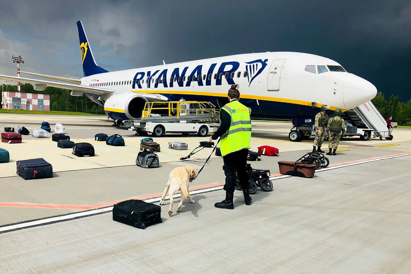 Baltkrievijas varasiestādes pieprasīja aviokompānijas "Ryanair" lidmašīnai veikt ārkārtas nosēšanos Minskā.