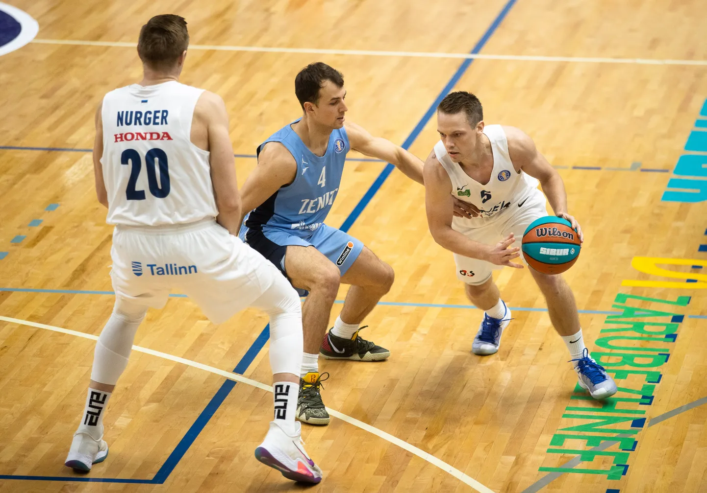 Sten-Timmu Sokk (palliga) võitleb Zeniti nimeka mängujuhi Kevin Pangosega.