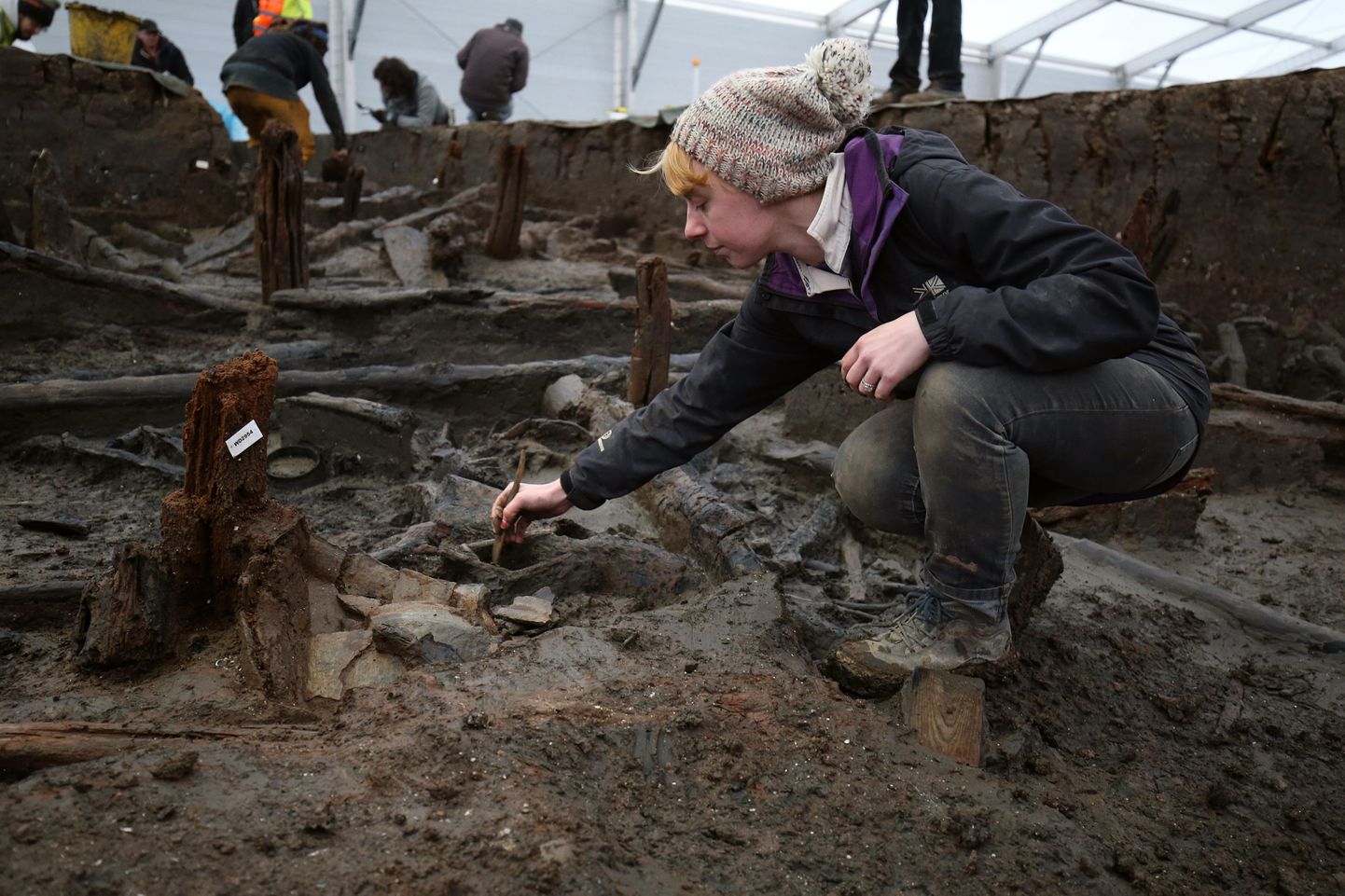 Arheoloog Selina Davenport Must Farm väljakaevamistel