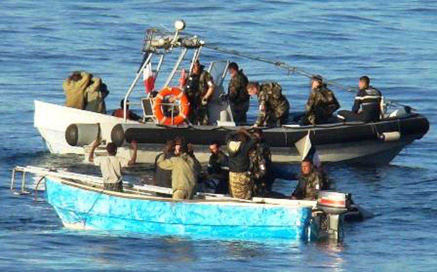 Prantsuse sõdurid vahistamas Panama kaubalaeva kaaperdada üritanud Somaalia piraate.