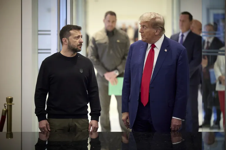 Президент Дональд Трамп открыто раскритиковал президента Владимира Зеленского и Украину, обвиняя Киев в развязывании войны. Это не остается незамеченным как среди союзников, так и среди противников.