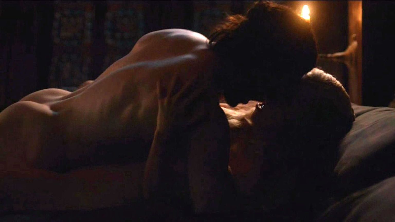 Kit Haringtoni tegelaskuju Jon Snow ja Emilia Clarke'i kehastatud Daenerys Targaryen said «Troonide mängu» hooaja finaalis lõpuks kokku.