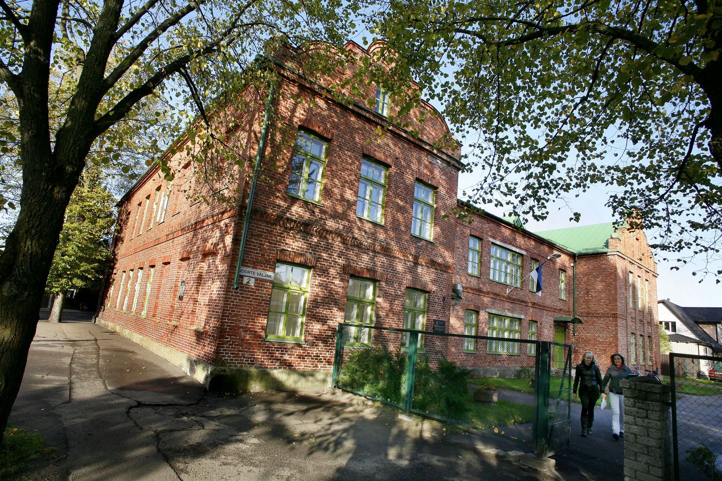 Pärnu täiskasvanute gümnaasium asub Noorte väljak 2 majas.