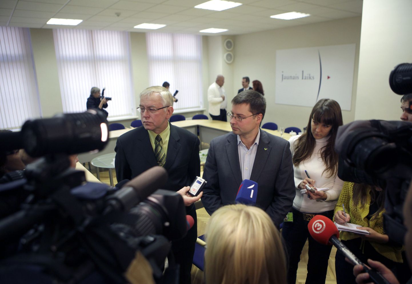 Augusts Brigmanis (roheliste ja talunike liit) ja Valdis Dombrovskis (Ühtsus) pressikonverentsil.