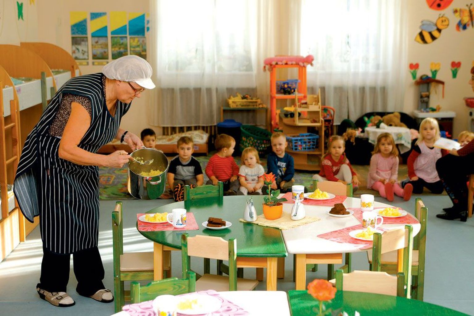 Sireli lasteaia Liblika rühmas tõstis reedel lastele lõunasööki lauale kokatädi Maria Kuznetsova. Kuna hinnad on tõusnud, läheb ka Sirelis uuest aastast söömine kulukamaks. Alates 1. jaanuarist 2012 maksab söögipäev 1,35 eurot.
