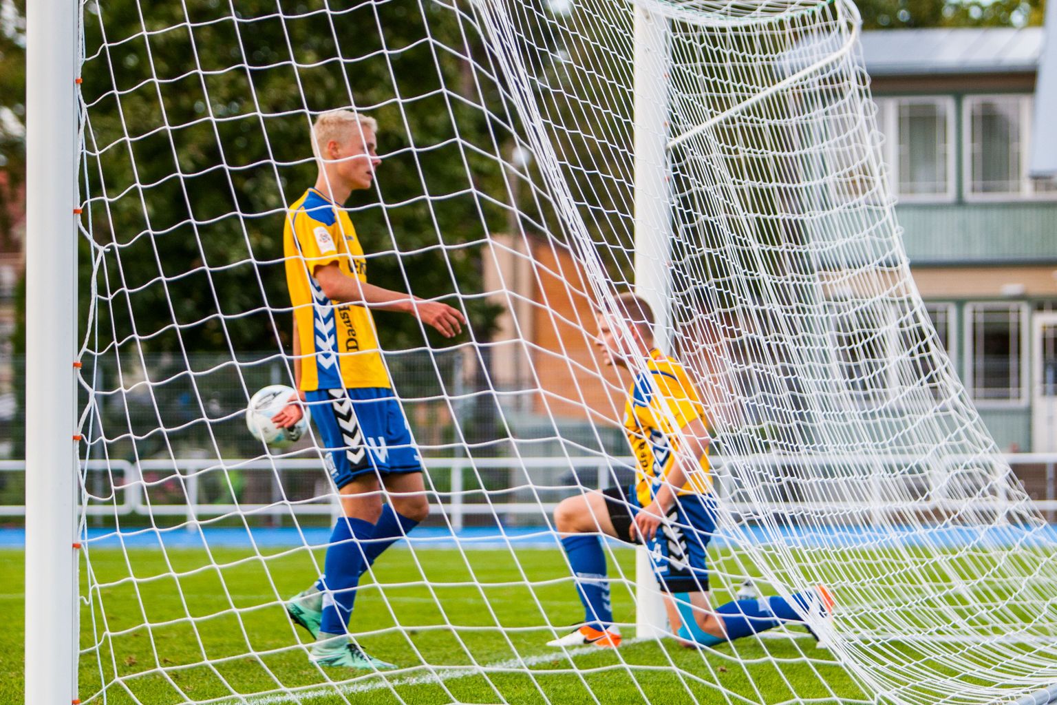 Pärnu linnameeskonna mängijad pidid täna oma väravast välja korjama seitse palli.