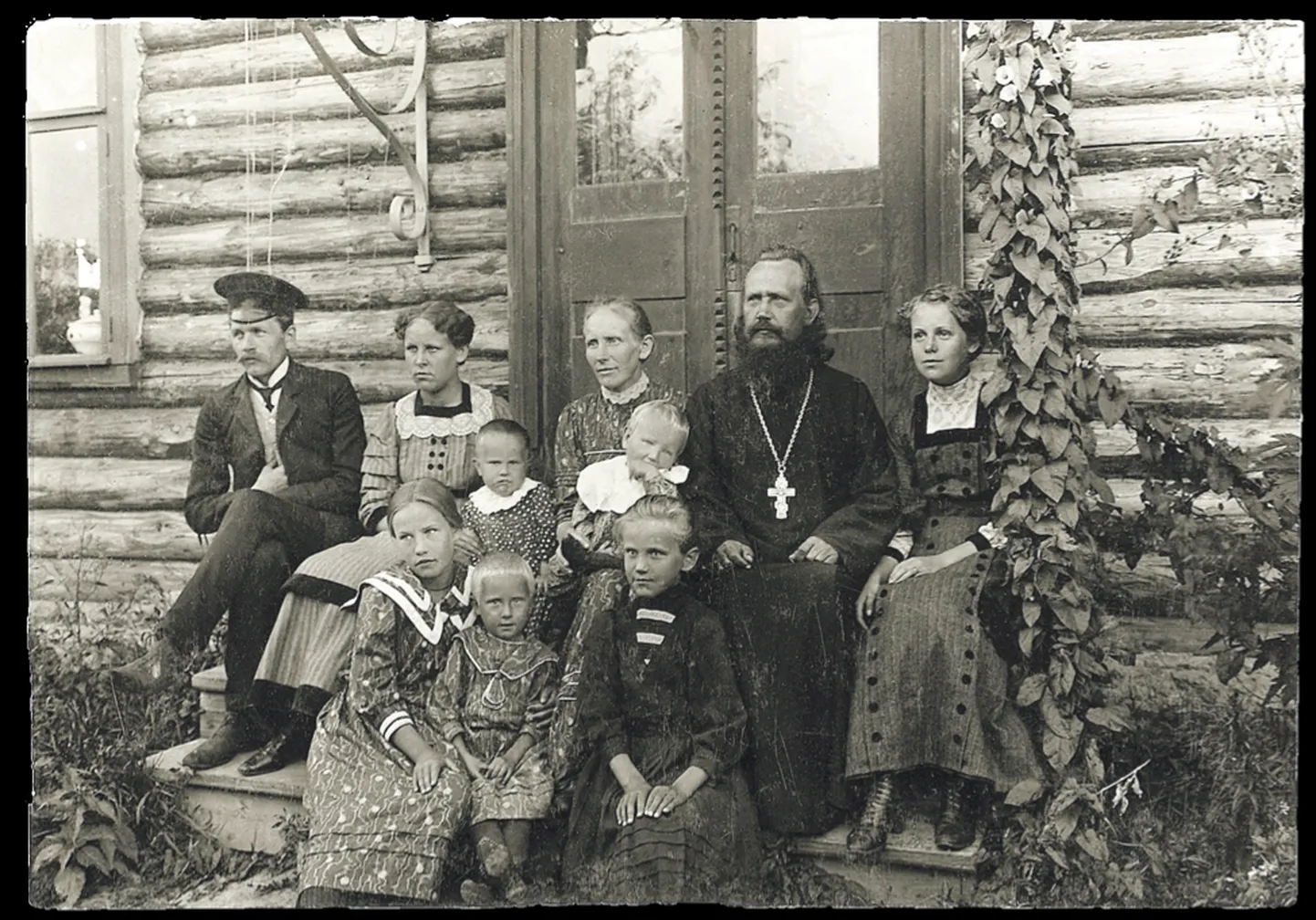 Karl Ustav perega Taeluva preestrimaja trepil. Aladár Bán oli Ungari õpetlane, kes viibis 1911. aasta suvel Setomaal ja peatus oma uurimisretkel Karl Ustavi juures Taeluvas.