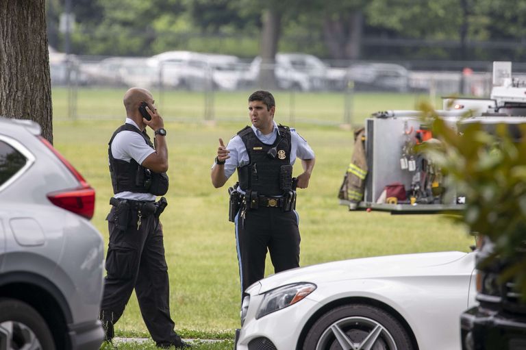 USA salateenistuse esindajad Washingtonis Ellipse'i pargis, kus mees end süütas
