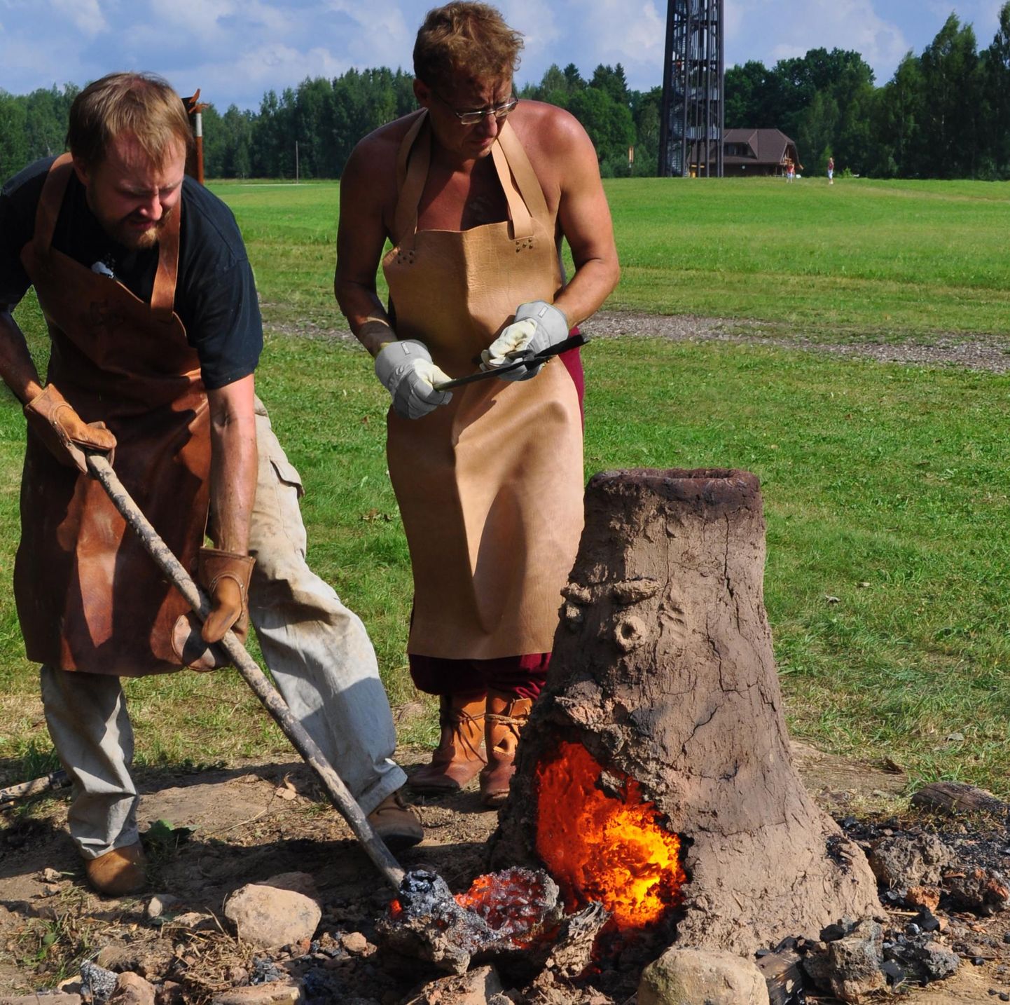 Ragnar Saage ja Andres Järvpõld eksperimenteerivad muistsete rauasulatamisvõtetega.