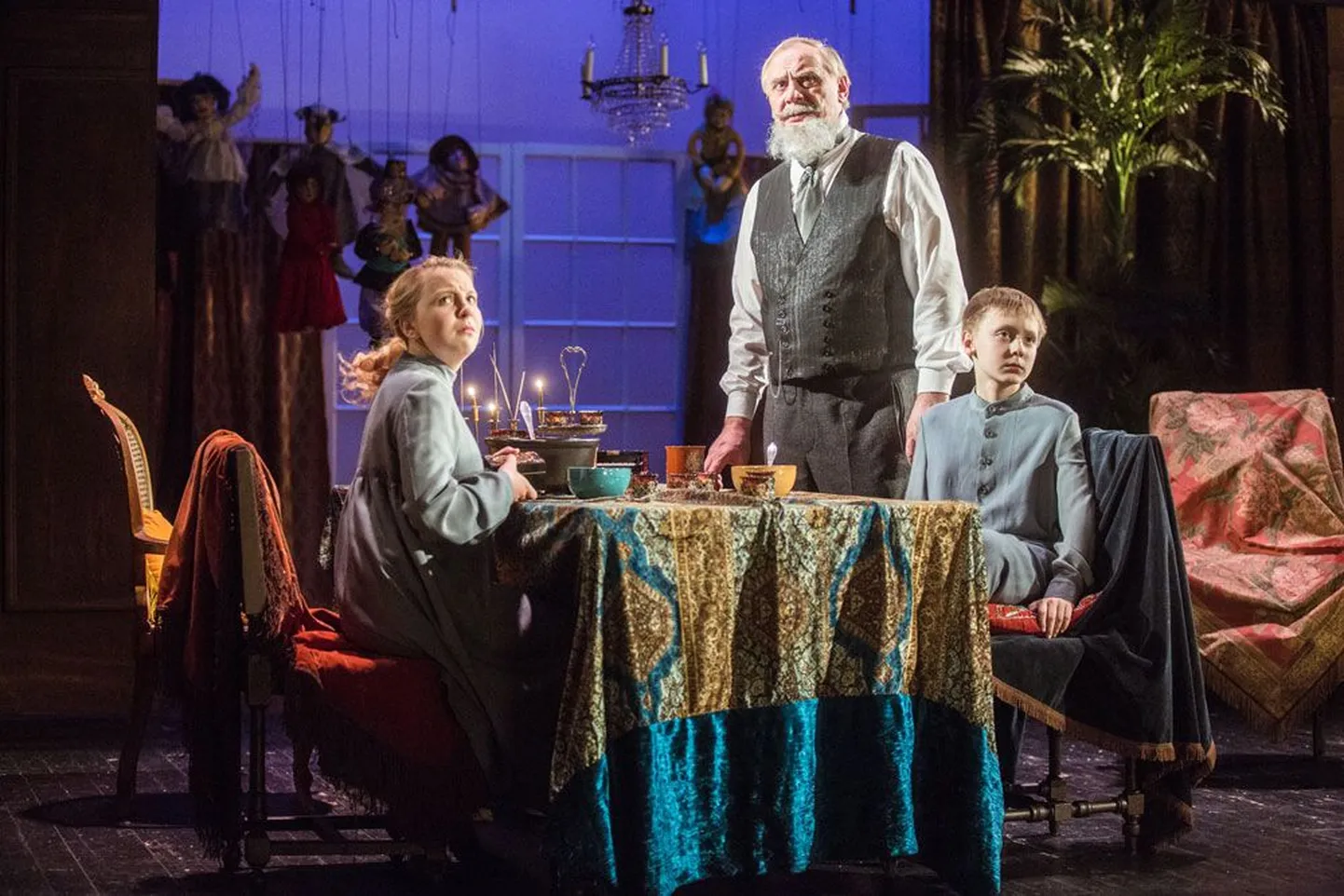 Kristiina Raahel Uiga (Fanny), Aivar Tommingas (Isak Jacobi) Kristjan Puusepp      (Alexander) Vanemuise lavastuses «Fanny ja Alexander».