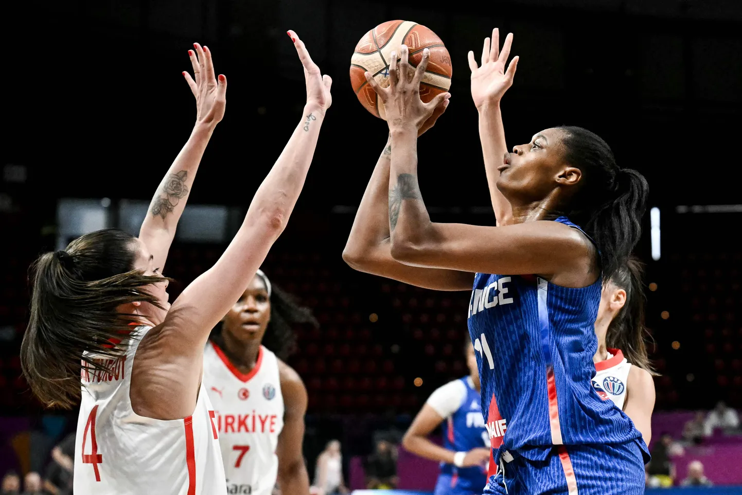 Francijas un Turcijas basketbolistes.