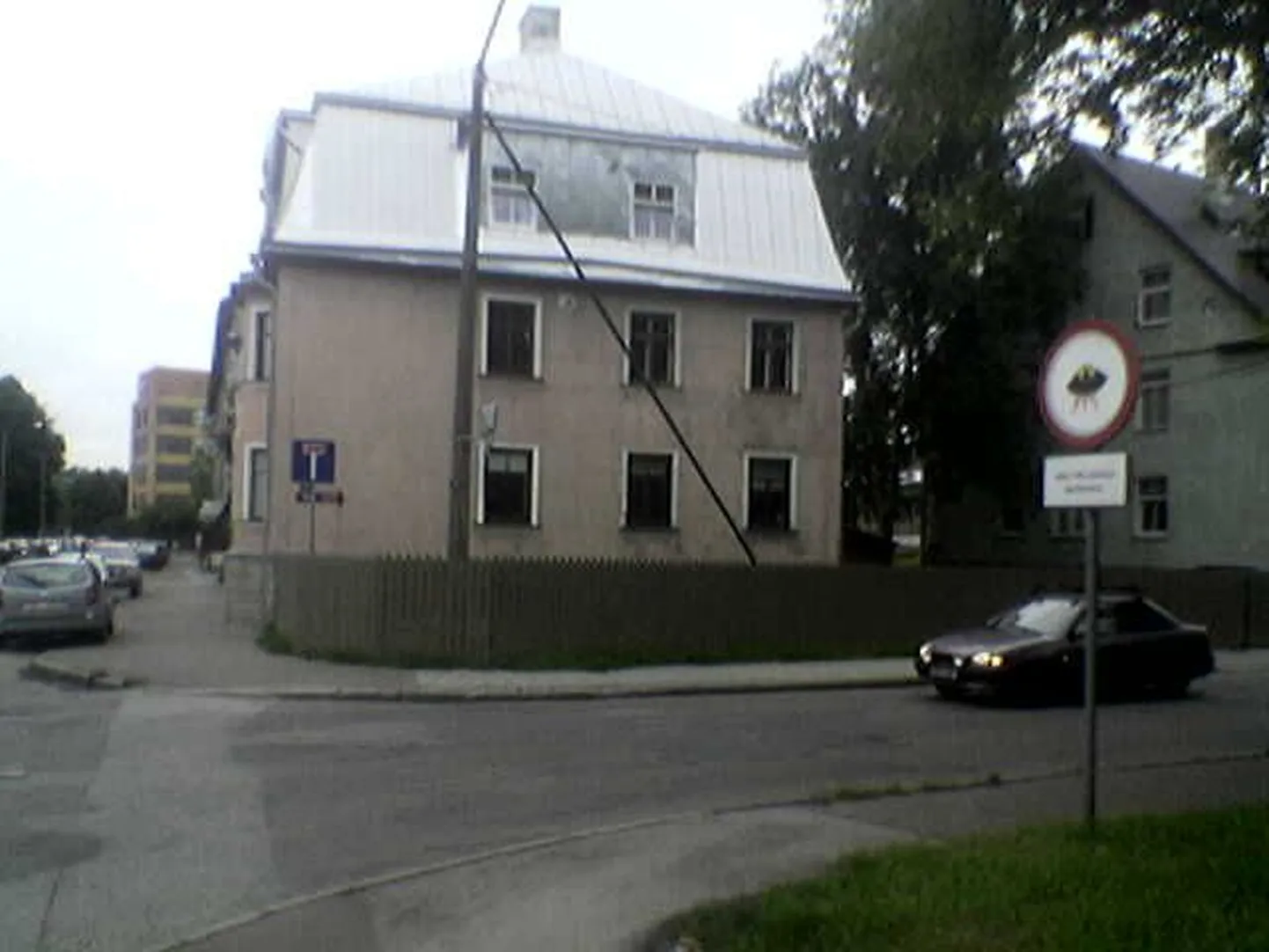 UFO-märk Mulla ja Roo tänava ristmikul.
