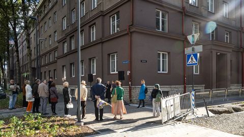 Tallinnas avati mälestustahvel Eesti kõige monumentaalsema romaanitsükli loojale