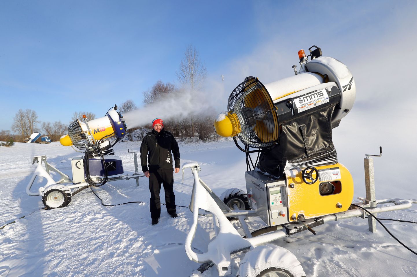 Lumekahurid on Tähtvere spordipargis töötanud esmaspäevast, Tähtvere puhkepargi juhataja Marti Viilu hoiab töödel silma peal.