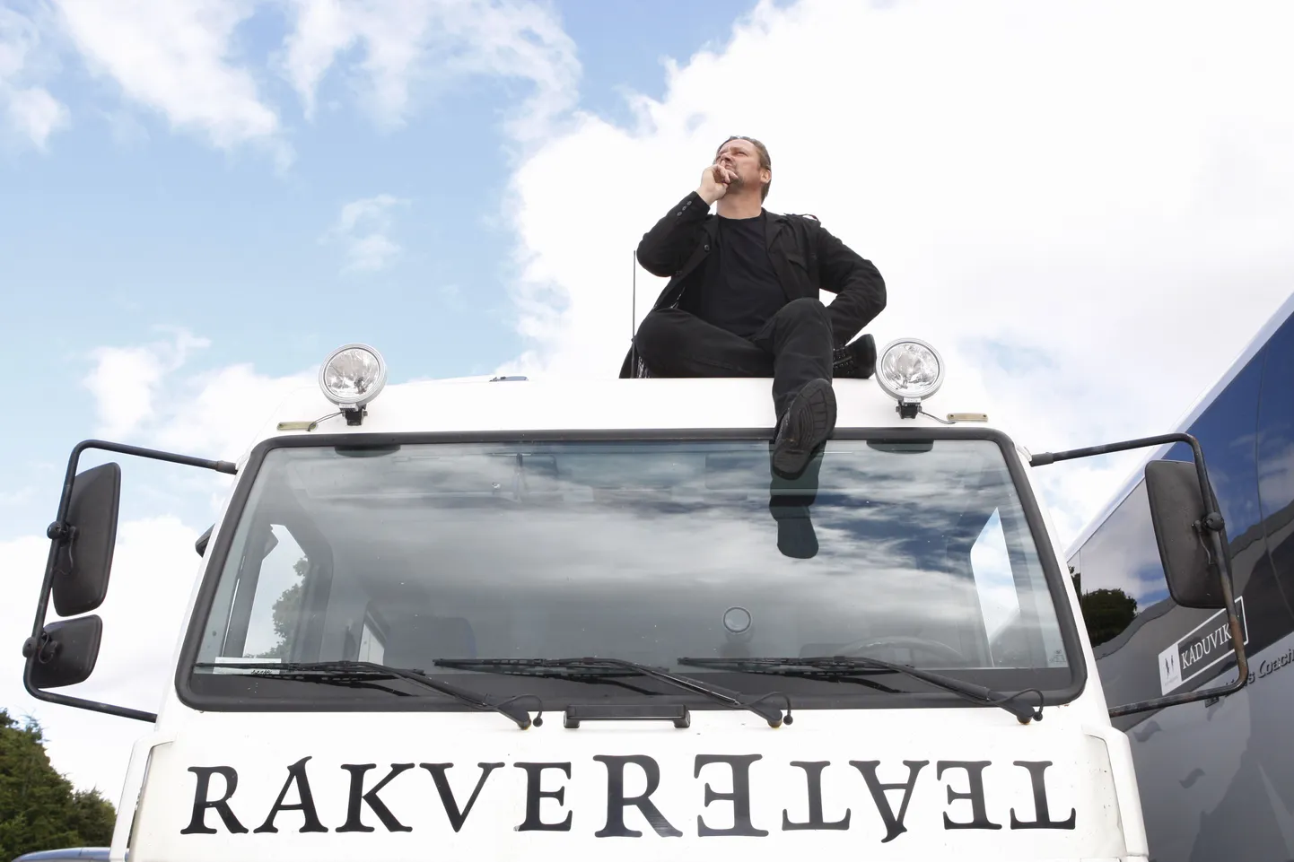 Üllar Saaremäe Rakvere teatri bussi katusel