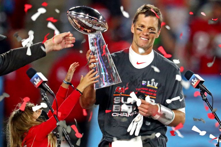 Tampa Bay Buccaneersi mängujuht Tom Brady (12) tähistas Raymond James Stadium oma seitsemendat Super Bowli võitu. 