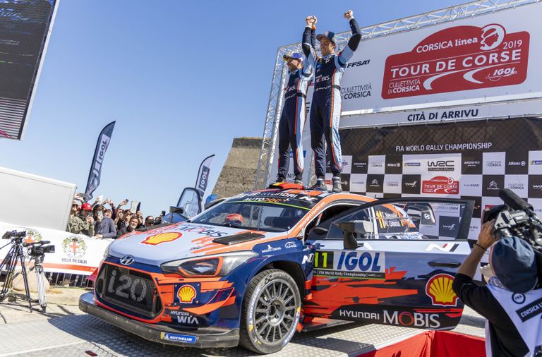 Hyundai WRC-meeskonna esisõitja Thierry Neuville (ees) koos kaardilugeja Nicolas Gilsouliga Korsika ralli võitu tähistamas.