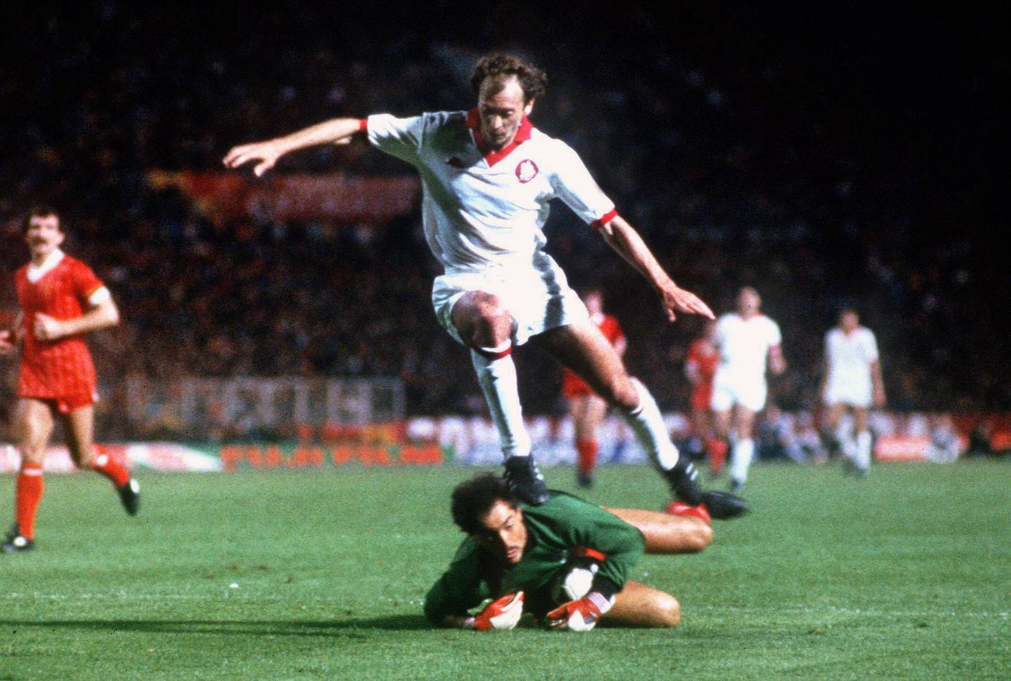 Kas Roma suudab Liverpooli-nimelise tõkke ületada? Teha tuleb märksa kõrgem hüpe kui see, mille sooritas 1984. aasta Euroopa Karika finaali käigus Bruce Grobbelaari kohale kerkinud Paulo Roberto Falcão.
