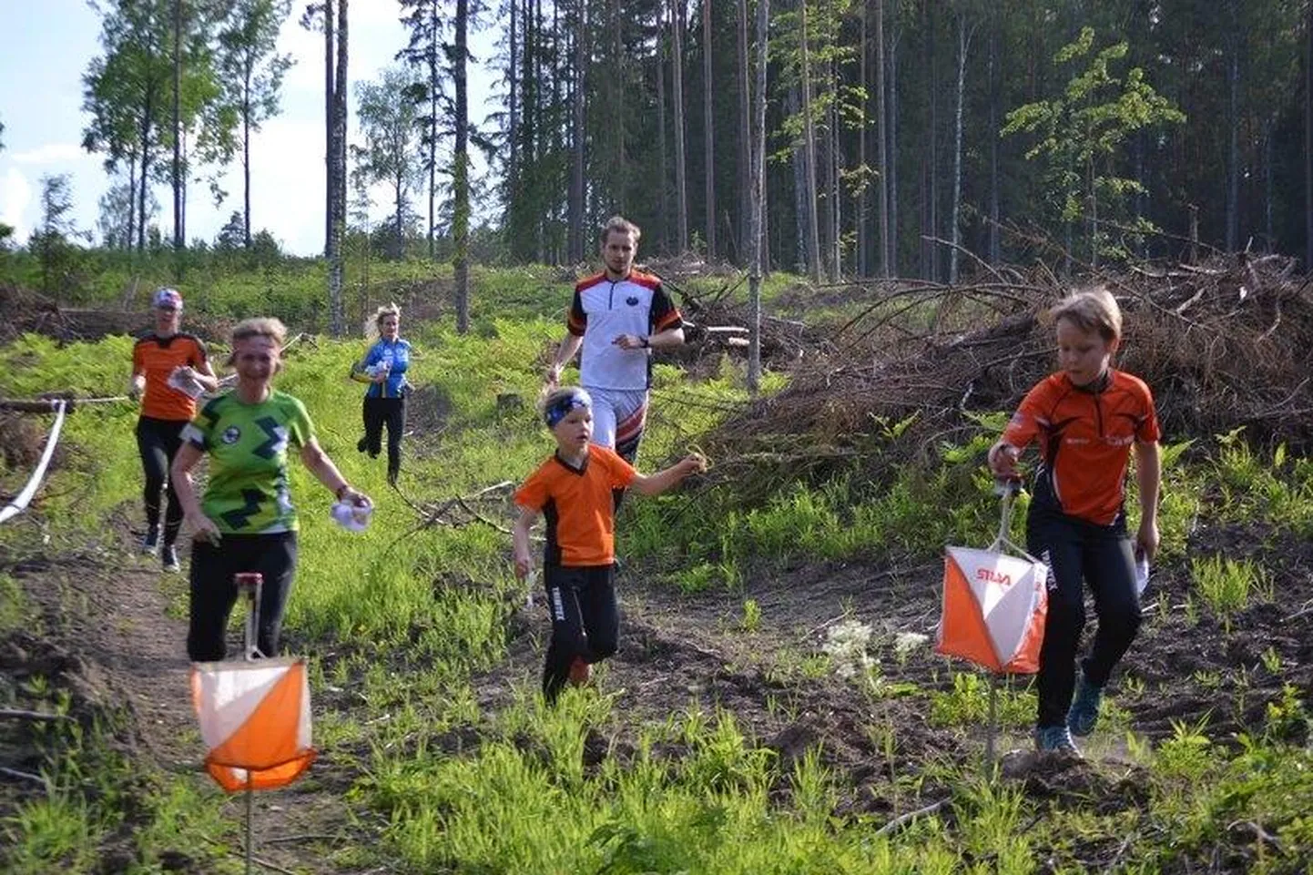 Põlva orienteerumisteisipäevakud toovad kokku eri vanuses osalejaid.
