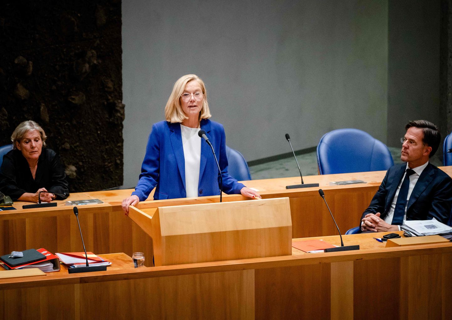 Tulevane rahandusminister Sigrid Kaag (keskel) ja peaminster Mark Rutte (paremal).