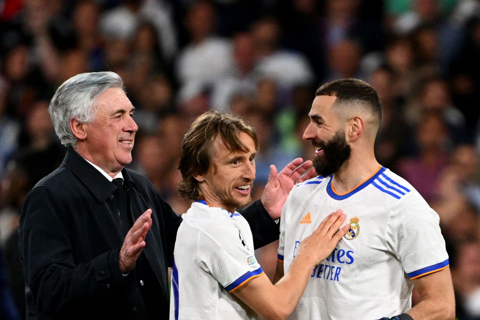 Reali peatreener Carlo Ancelotti (vasakul) õnnitleb Luka Modricit (keskel) ja otsustava värava löönud Karim Benzemad. Ancelotti jõudis esimese treenerina oma viiendasse Meistrite liiga finaali.